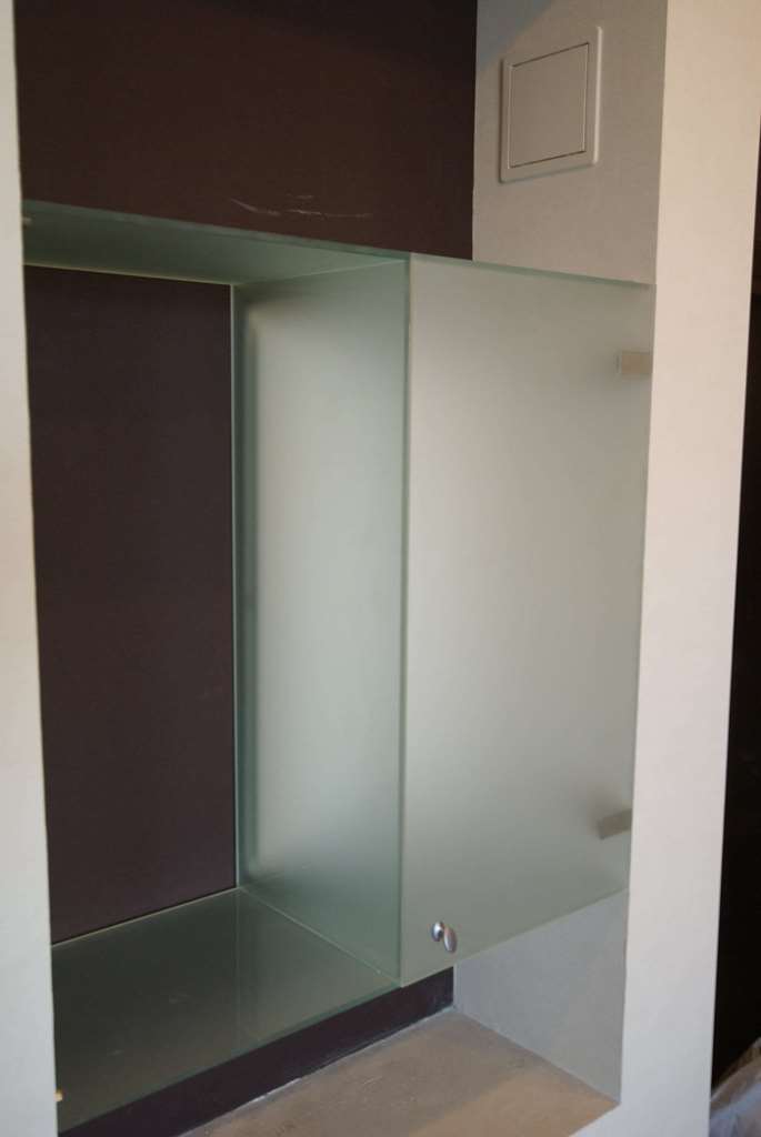 шкаф встроенный дверки стекло матовое --закрыто